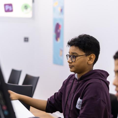 Un élève concentré sur son ordinateur